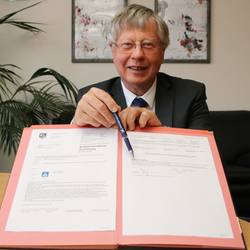 Landrat Thomas Fügmann unterzeichnet die Verkehrsrechtliche Anordnung für einen Fußgängerüberweg am Schulzentrum Bad Lobenstein © Landratsamt Saale-Orla-Kreis, Pressestelle Landrat Thomas Fügmann unterzeichnet Verkehrsrechtliche Anordnung