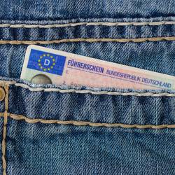 Illustration zum Thema Führerschein © Pixabay Führerschein in Jeans-Hosentasche