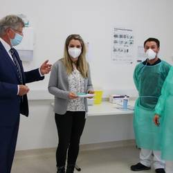 Landrat Fügmann fordert Ausweitung des Impfangebots © Pressestelle Landratsamt / Alexander Hebenstreit Landrat Thomas Fügmann im Gespräch mit Impfstellenleiterin Carolin Urban sowie Daniel Klemm und Theresia Schicker, die die Impfungen in Pößneck am Dienstagvormittag durchführten. Ginge es nach dem Landrat, würden die Covid-19-Impfungen zeitnah auch andernorts im Saale-Orla-Kreis durchgeführt werden.