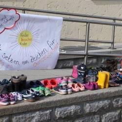 Kinderschuhe vor dem Landratsamt als stiller Protest zur Öffnung von Kitas und Schulen © Landratsamt Saale-Orla-Kreis, Pressestelle Kinderschuhe vor dem Landratsamt als stiller Protest zur Öffnung von Kitas und Schulen