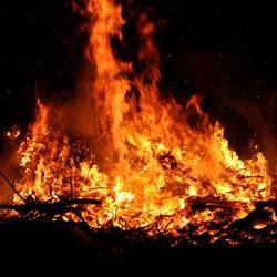 Illustration zum Thema Osterfeuer © Pixabay brennender Holzstapel, Osterfeuer