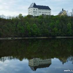 Schloß Burgk mit Wasser-Spiegelung © Annette Kempfert Schloß Burgk mit Wasser-Spiegelung