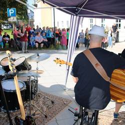 Band spielt vor Publikum