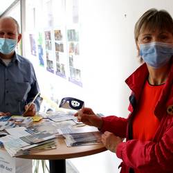 2021_10_12 Volkmar Dietrich und Ines Balke am Infostand zur Woche des Sehens im Landratsamt