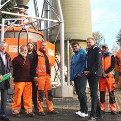 Einweihung einer neuen Soleanlage für den Straßenwinterdienst im Kreisbauhof Wüstendittersdorf © Landratsamt Saale-Orla-Kreis, Pressestelle Männer vor Anlage