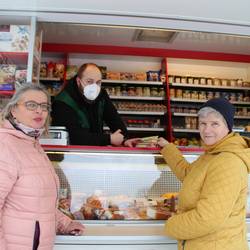 Ute Grüner (l.) vom mobilen Seniorenbüro der Diakoniestiftung mit Kollegin Tamara Weinreich © Sanda Smailes Diakoniestiftung zwei Frauen an Verkaufswagen