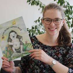 Buch „Leon findet seinen Weg“ für Kitas im Saale-Orla-Kreis © Alexander Hebenstreit / Pressestelle Landratsamt Eva Thrum, Netzwerkkoordinatorin Frühe Hilfen und Kinderschutz im Landratsamt des Saale-Orla-Kreises, präsentiert das Buch „Leon findet seinen Weg“, das für Suchtproblematiken sensibilisieren soll und den Kindergärten im Landkreis zugeschickt wird.