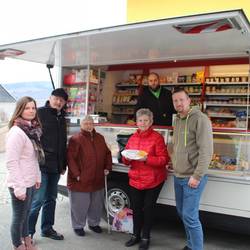 Landkaufmann mittwochs in Hirschberg und Umgebung © Sandra Smailes / Diakoniestiftung Weimar Bad Lobenstein Stopp in der Oberen Berggasse in Hirschberg (v.l.): Diana Oertel vom mobilen Seniorenbüro, Bürgermeister Rüdiger Wohl, Rita Matschke, Christa CasasEstevez sowie die Friko Mitarbeiter Marius Kestel und Marcel Eichner-Witzig.
