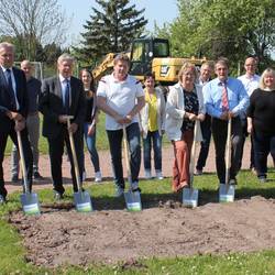 Im Beisein weiterer Vertreter von Landratsamt, Stadt, Bauunternehmen und Schulen nahmen der zuständige Fachbereichsleiter im Landratsamt Dr. Jens Heynisch (von links), Landrat Thomas Fügmann, Frank Hälsig von der Ingenieurbüro Tiefbauplanung GmbH, die Beiordnete des Landrates Almut Lukas und Bürgermeister Andreas Gliesing den symbolischen ersten Spatenstich zur Sanierung der Schulsportanlage in Ranis vor.