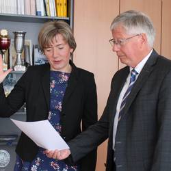 Kathleen Mertz zur Gemeinschaftsvorsitzenden der Verwaltungsgemeinschaft Seenplatte ernannt © Alexander Hebenstreit / Pressestelle Landratsamt Kathleen Mertz legt vor Landrat Thomas Fügmann den Amtseid ab.