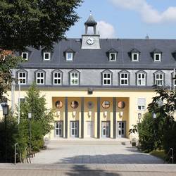 Landratsamt Saale-Orla-Kreis bleibt am Brückentag geschlossen © Brit Wollschläger / Pressestelle Landratsamt Saale-Orla-Kreis Eine Außenansicht auf das Landratsamt in Schleiz mit Blick auf den Haupteingang