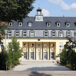 Eine Außenansicht auf das Landratsamt in Schleiz mit Blick auf den Haupteingang