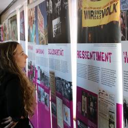 Eröffnung der Ausstellung "Die Macht der Gefühle" im Landratsamt des Saale-Orla-Kreises - Auszubildende betrachten die Ausstellungsbanner