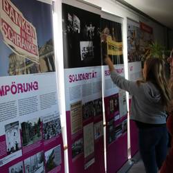 Eröffnung der Ausstellung "Die Macht der Gefühle" im Landratsamt des Saale-Orla-Kreises - Auszubildende betrachten die Ausstellungsbanner