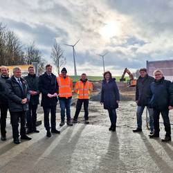 Mödlareuth: Vorarbeiten für den Museumsneubau beginnen © Dagmar Müller / Pressestelle Landratsamt Hof Gruppenbild vor der Baustelle des Musumsneubaus. Von links: Bürgermeister Marcel Zapf (Gefell), Museumsleiter Robert Lebegern, Landrat Thomas Fügmann (Saale-Orla-Kreis), Bürgermeister Alexander Kätzel (Töpen), Landrat Dr. Oliver Bär (Landkreis Hof), Mitarbeiter der Baufirma AS-Bau, Christine Schmölzer-Glier (Landratsamt Hof Leiterin Fachbereich Hochbau), Reinhard Geißner (Objektüberwachung, Hüttner Architekten), Hermann Seiferth (Geschäftsführung Zweckverband), Tim Bleckmann (Landratsamt Hof Fachbereich Hochbau)