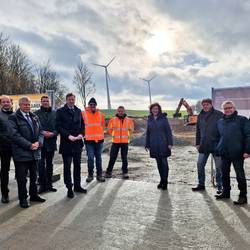 Gruppenbild vor der Baustelle des Musumsneubaus. Von links: Bürgermeister Marcel Zapf (Gefell), Museumsleiter Robert Lebegern, Landrat Thomas Fügmann (Saale-Orla-Kreis), Bürgermeister Alexander Kätzel (Töpen), Landrat Dr. Oliver Bär (Landkreis Hof), Mitarbeiter der Baufirma AS-Bau, Christine Schmölzer-Glier (Landratsamt Hof Leiterin Fachbereich Hochbau), Reinhard Geißner (Objektüberwachung, Hüttner Architekten), Hermann Seiferth (Geschäftsführung Zweckverband), Tim Bleckmann (Landratsamt Hof Fachbereich Hochbau)