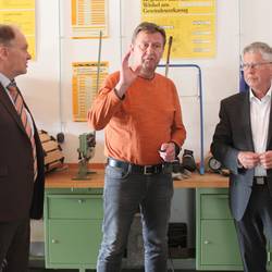 Abteilungsleiter Steffen Töpel (Mitte) informierte die Landräte Andreas Heller (links) und Thomas Fügmann über die Gegebenheiten am Berufsschulstandort Schleiz.