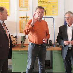 Landräte Heller und Fügmann machen sich für Berufsschulzentrum Hermsdorf-Schleiz-Pößneck stark © Alexander Hebenstreit / Landratsamt Saale-Orla-Kreis Abteilungsleiter Steffen Töpel (Mitte) informierte die Landräte Andreas Heller (links) und Thomas Fügmann über die Gegebenheiten am Berufsschulstandort Schleiz.