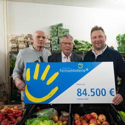 Deutsche Fernsehlotterie fördert Tafel in Schleiz © Felix Knabe Fördermittelübergabe der DEUTSCHEN FERNSEHLOTTERIE in an die Schleizer Tafel des Diakonievereins Orlatal e.V.. – v.l.n.r.: Klaus Waidhase, Leiter der Schleizer Tafel; Thomas Fügmann, der Landrat des Saale-Orla-Kreises und Stephan Masch, Repräsentant der Deutschen Fernsehlotterie gGmbH