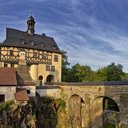 Ein Blick auf Schloß Burgk inklusive der großen Wallgrabenbrücke.