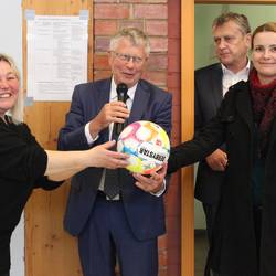 Symbolisch reichte Landrat Thomas Fügmann den Ball, den er stellvertretend für den Landkreis als Schulträger bekam, an die beiden Schulleiterinnen Christina Groß (links) und Janine Scheller weiter.