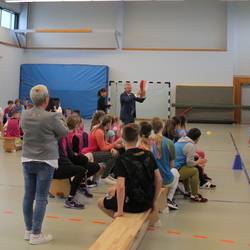 Landrat Thomas Fügmann gab das Startsignal zum ersten Staffellauf, der witterungsbedingt leider in die Turnhalle verlegt werden musste.