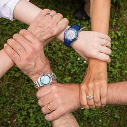 Engagementfonds „nebenan angekommen“ geht in die nächste Runde © Pixabay Fünf Personen fassen einander an den Händen (Symbolfoto).