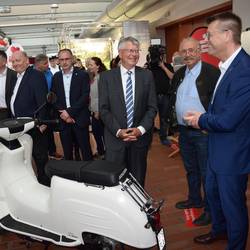 Messerundgang Mehrere Leute an E-Roller