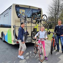 Information zum Schülerfahrausweis © Jennifer Chaver Eine Gruppe steht hinter einem Bus mit Fahrradgepäckträger (Symbolfoto)
