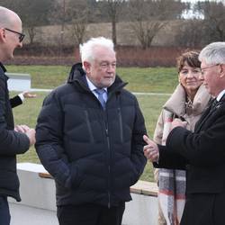 Saale-Orla-Landrat Thomas Fügmann führte Bundestags-Vizepräsident Wolfgang Kubicki unter anderem gemeinsam mit Museumspädagoge Helmut Stößner über das Außengelände des Museums.