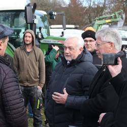 Am Rande des Besuchs kam es auch zu einer Protestaktion von lokalen Landwirten. Hier nehmen sich Bundestags-Vizepräsident Wolfang Kubicki und Landrat Thomas Fügmann Zeit für ein Gespräch.