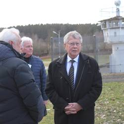 Eine Gruppe um Saale-Orla-Landrat führte Bundestags-Vizepräsident Wolfgang Kubicki über das Außengelände des Deutsch-Deutschen Museums.