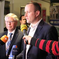 Christian Herrgott wird neuer Landrat des Saale-Orla-Kreises © Alexander Hebenstreit / Pressestelle Landratsamt Zahlreiche Medienvertreter nutzten die Gelegenheit, die Auszählung der Stimmen im Landratswahl zu verfolgen und natürlich auch, den künftigen Landrat des Saale-Orla-Kreises, Christian Herrgott – hier neben dem amtierenden Landrat Thomas Fügmann – zu interviewen.
