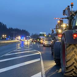 Landwirte blockierten bereits am 8. Januar mit Traktoren die Autobahnzufahrt bei Dittersdorf.
