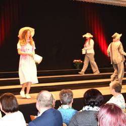 Modenschau Schleiz © Gewerbeverein Frauen in schönen Kleidern