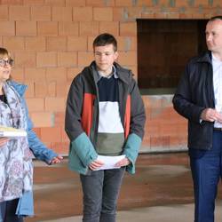 Die stellvertretende Schulleiterin Ute Emde, Schülersprecher Niclas Metzner und Landrat Christian Herrgott beim Richtfest.
