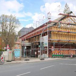 Ansicht des Erweiterungsbaus im Vordergrund mit dem bestehenden Schulgebäude im Hintergrund.