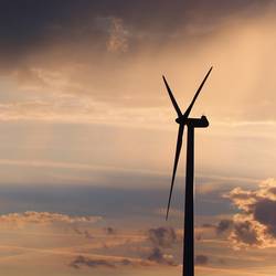 Klarstellung des Landratsamtes Saale-Orla-Kreis zum Windvorranggebiet W29-Hirschberg © Manfred Richter / Pixabay Eine Windkraftanlage dreht sich vor dem Hintergrund von Wolken und Himmel