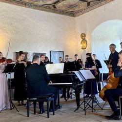 Schleiz und Burgk laden zu den „Schleizer Musiktagen“ ein © Brit Wollschläger / Landratsamt Saale-Orla-Kreis Das "orchester musica visenta", hier bei einem Auftritt im vergangenen Jahr, wird im Rittersaal von Schloß Burgk zu erleben sein.