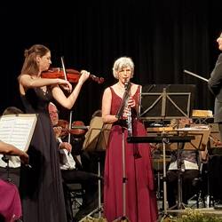 „Zukunftsmusik“ am 15. Juni im Pößnecker Schützenhaus © Jan Rückert / Förderverein Musikschule Saale-Orla Eine Impression von einer der letzten Auflagen der „Zukunftsmusik“ zeigt zwei Solistinnen und den Dirigenten vor dem Hintergrund des Orchesters.