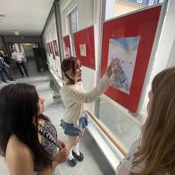 Alexis Glaser stellt erstmals im Landratsamt aus. Titel der Ausstellung: Ray's Mangas