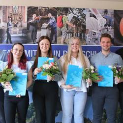 Nach ihrer erfolgreichen Ausbildung im Landratsamt Saale-Orla-Kreis wurden Christian Schaumburg (von links), Kimberly Riedel, Chelsea Lippold, Vanessa Köhler, Theo Hellfritsch und Colin Möckel in ein reguläres Beschäftigungsverhältnis übernommen.