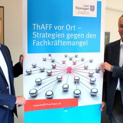 Fachkräfte gewinnen und halten – ThAFF vor Ort zeigt Unternehmen im Saale-Orla-Kreis Chancen auf © Brit Wollschläger / Landratsamt Saale-Orla-Kreis Landrat Christian Herrgott und Oliver Hummel der Thüringer Agentur Für Fachkräftegewinnung möchten hiesige Unternehmen bei der Fachkräfte-Problematik unterstützen.