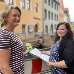 Agathe-Fachberatung nun auch in Neustadt und Triptis © Foto: Brit Wollschläger / Landratsamt Saale-Orla-Kreis Nicole Engelmann-Reum (rechts) ist seit wenigen Tagen als Agathe-Beraterin für Neustadt und die VG Triptis im Einsatz. Hier ist sie mit der „Oppurger Agathe“, Irene Steffens, zu sehen.