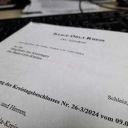Kreistagsbeschluss im Saale-Orla-Kreis zu Photovoltaik- und Windkraftanlagen muss beanstandet werden © Alexander Hebenstreit / Landratsamt Saale-Orla-Kreis Der Briefkopf eines Anschreibens des Landrates, in dem die Kreistagsmitglieder über die Beanstandung informiert werden.