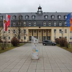 Landratsamt Saale-Orla-Kreis bleibt am Brückentag (4. Oktober 2024) geschlossen © Alexander Hebenstreit / Landratsamt Saale-Orla-Kreis Blick auf den Haupteingang des Landratsamtes Saale-Orla-Kreis in Schleiz.