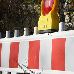 Zeitweise Vollsperrung der B90-Brücke bei Saaldorf ab 4. November zur Bergung des umgestürzten Krans © Pixabay Warnbaken signalisieren die Absperrung einer Straße (Symbolfoto).
