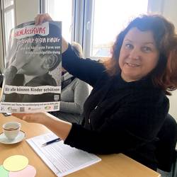 Frau zeigt Papier