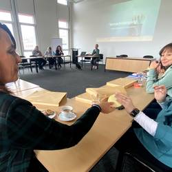Frauen an großem Tisch