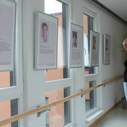 Ein Frau betrachtet eines der Plakate der Ausstellung zu den Schicksalen von in der DDR geschiedenen Frauen.